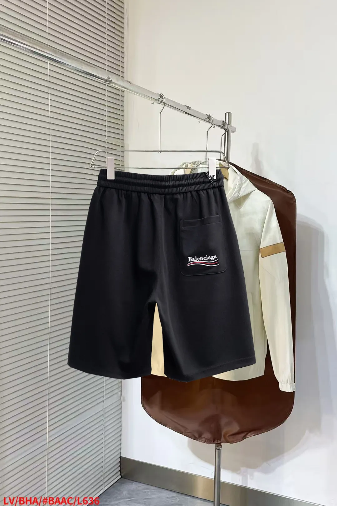 Balenciaga's three-standard complete 2026 summer New Arrival men's casual shorts, advanced custom-made Breathable fabric, Breathable fabric, extremely stretchy and comfortable, impeccable details, top-grade accessories, original logo design concept, delicate and soft feel! The upper body fit is awesome! Size: M-XXXL Please state your height and weight when ordering